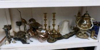 A mixed lot of brassware including musical vintage car & horse brasses etc.