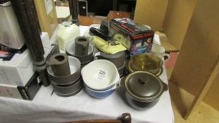A mixed lot of kitchen ware