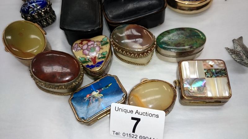 A collection of pill/snuff boxes etc. - Image 2 of 4