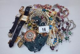 A quantity of costume jewellery