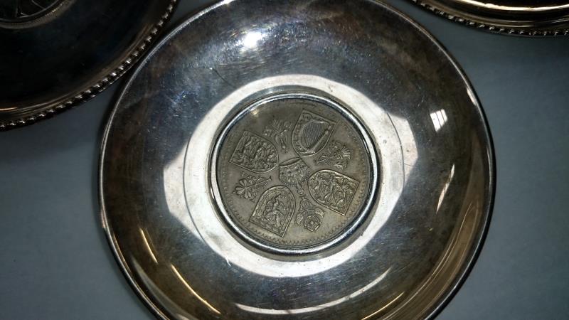 4 white metal pin dishes - Image 2 of 9