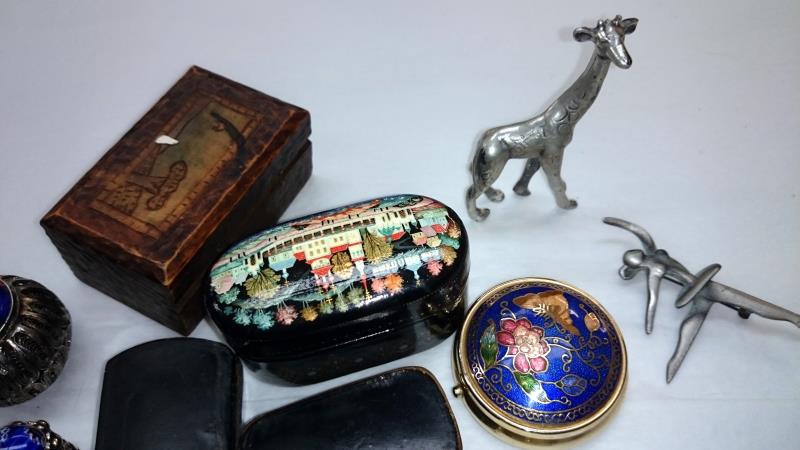 A collection of pill/snuff boxes etc. - Image 4 of 4