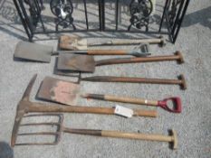 A quantity of garden tools