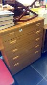 A 5 drawer chest of drawers