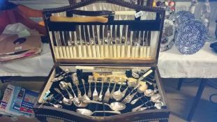 A table canteen of cutlery