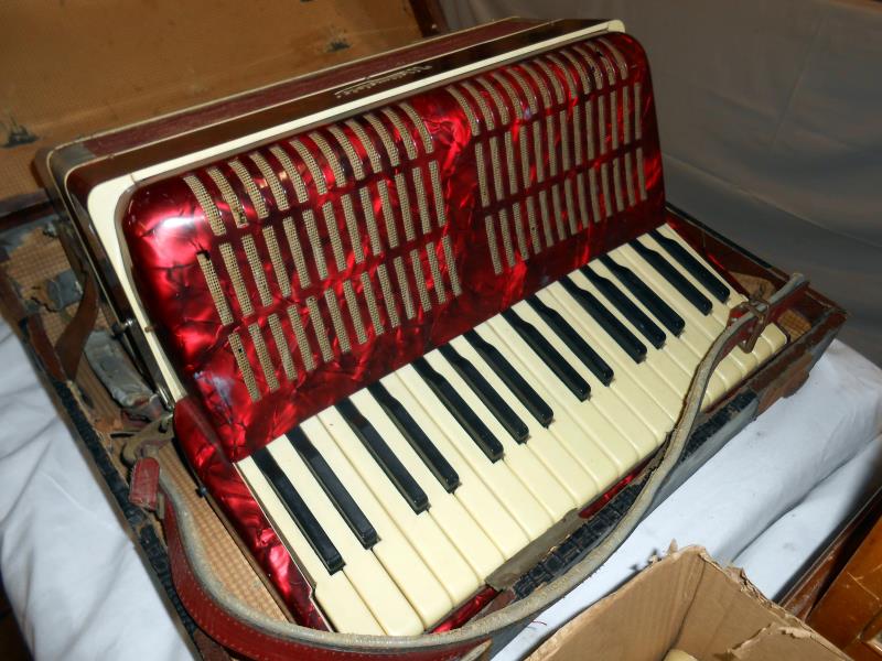 Weltmeiste accordian in case - Image 3 of 3