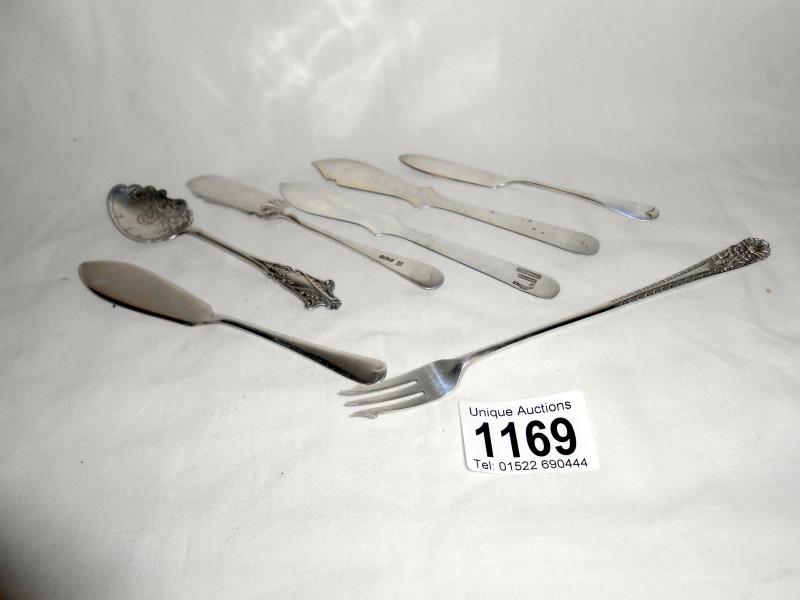 Silver pickle fork, 5 silver butter knives, 1 silver jam spoon, approx.