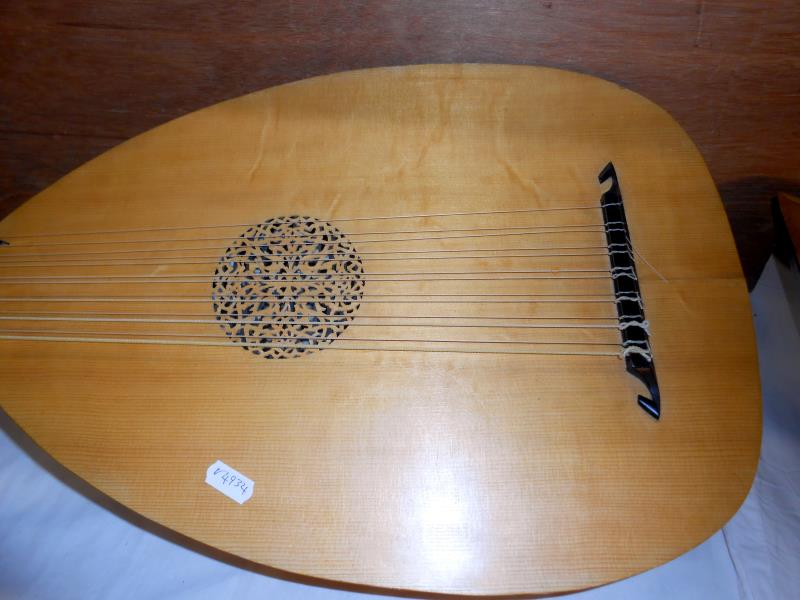 An early lute - Image 2 of 8