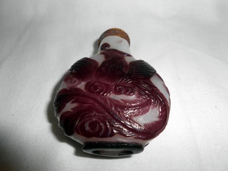 Overlaid scent/snuff bottle with bird depiction - Image 2 of 3