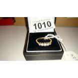 An 18ct gold ring set 5 diamonds