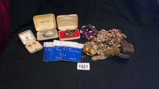 A quantity of jewellery including silver,