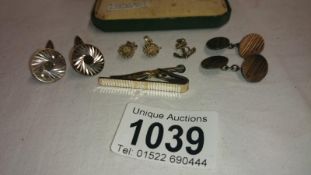 2 pairs of gold on silver cufflinks & tie clip,