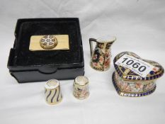 A Royal Crown Derby Old Imari pattern heart trinket box, 2 thimbles,