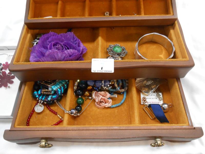 A wooden jewellery box with a quantity of costume jewellery - Image 3 of 4