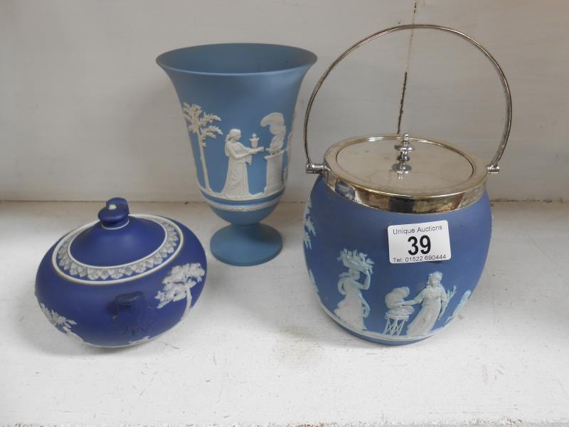 A Wedgwood biscuit barrel,