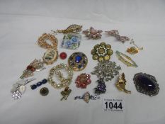 A mixed lot of vintage costume brooches