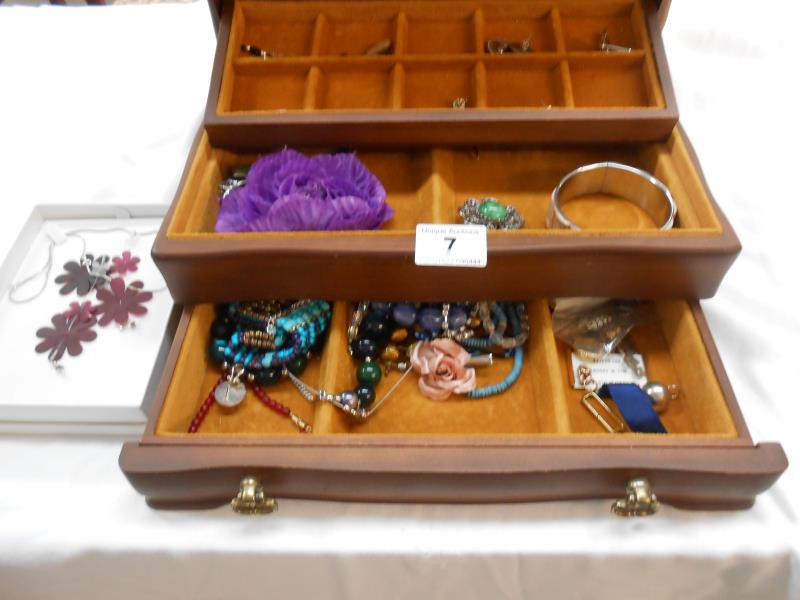 A wooden jewellery box with a quantity of costume jewellery - Image 2 of 4