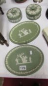 2 green Wedgwood oval plaques and 2 green Wedgwood lidded pots