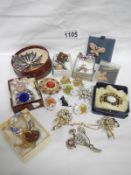 A mixed lot of vintage brooches including mourning brooch