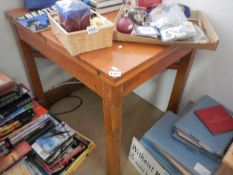 An oak draw leaf table