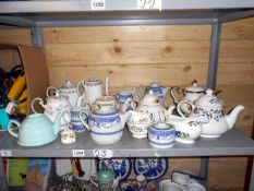 A quantity of teapots (1 shelf)