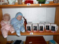 2 dolls, 2 ornamental violins and 10 soldiers of the Great War