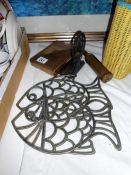 Metalware items including 2 fish trivets