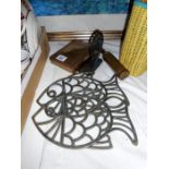 Metalware items including 2 fish trivets