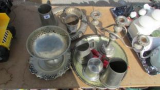 A mixed lot of metal ware