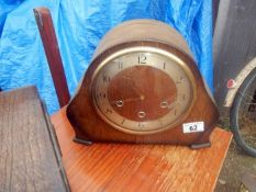 A mantel clock