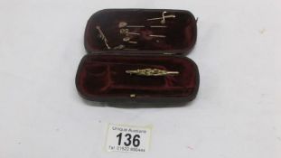 5 stick pins (some gold) and 2 early 20th century gold brooches