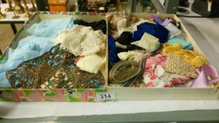 A mixed lot of vintage lace,