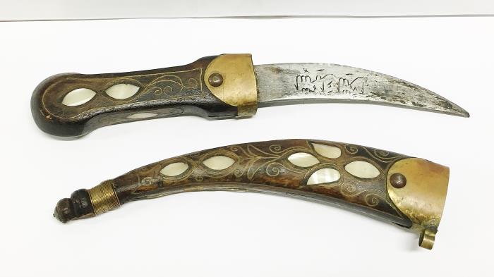 An Eastern dagger inlaid with mother of pearl and brass together with a skinning knife - Image 2 of 2
