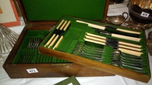 An oak canteen of cutlery (6 settings)