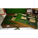 An oak canteen of cutlery (6 settings)