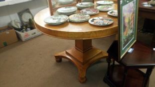 A good round oak table