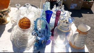 A quantity of glassware including art glass