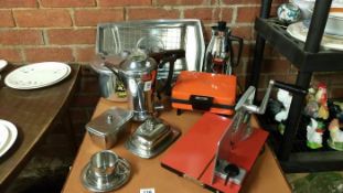 A quantity of kitchenalia