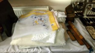 A quantity of linen & lace