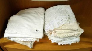 A quantity of linen & lace