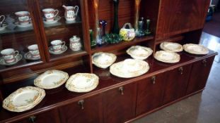 A quantity of Alfred Meakin dinnerware