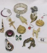 A mixed lot of costume brooches etc