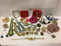 A mixed lot of necklaces