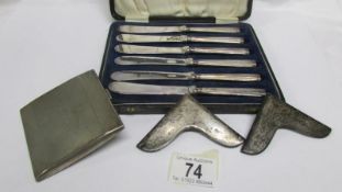 A cased set of 6 silver handled butter knives,