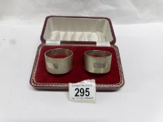 A cased pair of heavy silver napkin rings, 91g.