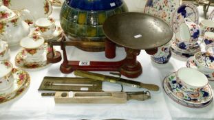 An unusual set of kitchen scales (The Waywell),