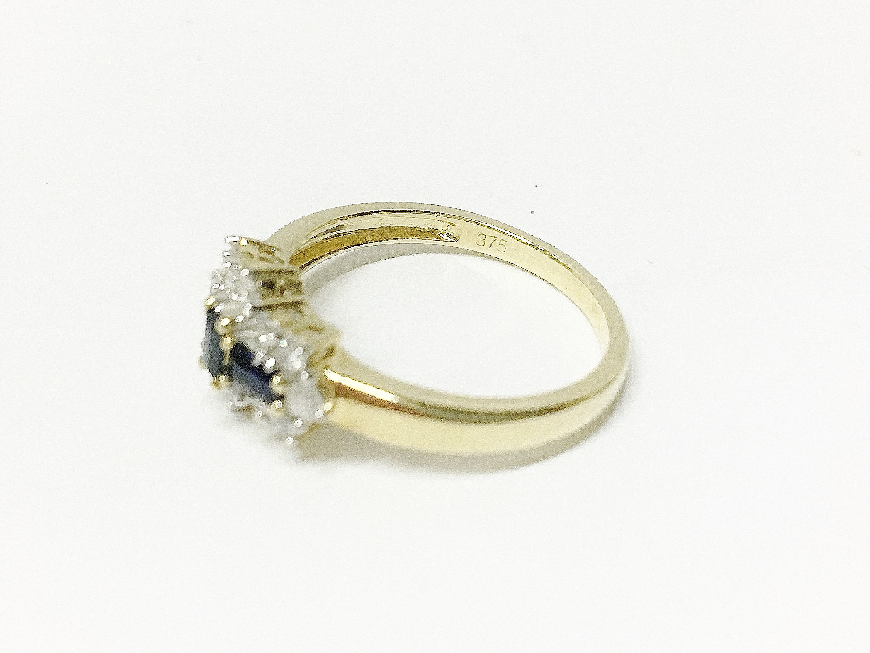 A yellow gold baquette sapphire and diamond ring - Image 3 of 3