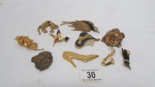 A mixed lot of novelty brooches including panther,