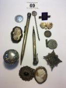 A mixed lot of mainly silver including brooches,