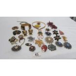 A mixed lot of vintage brooches etc